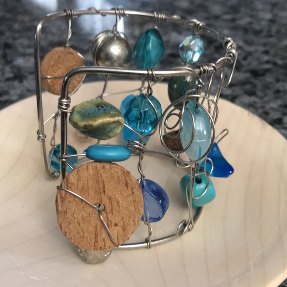 Blue crystal wood bead silver wire bangle - Picture 2 of 4